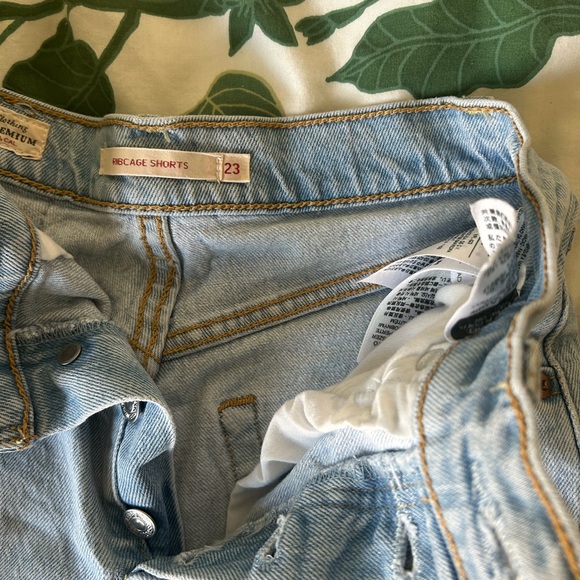 Levis Ribcage Shorts - Picture 2 of 4